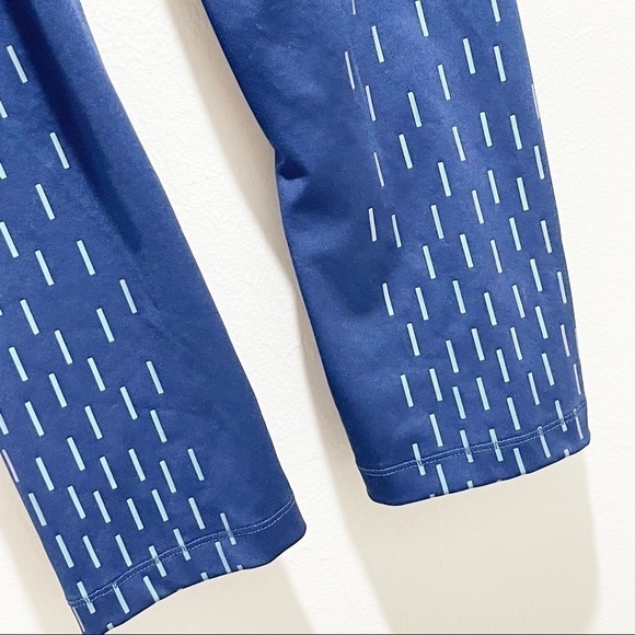 NIKE PRO DRI-FIT Linear Rain Printed Capri Tights - Picture 3 of 7